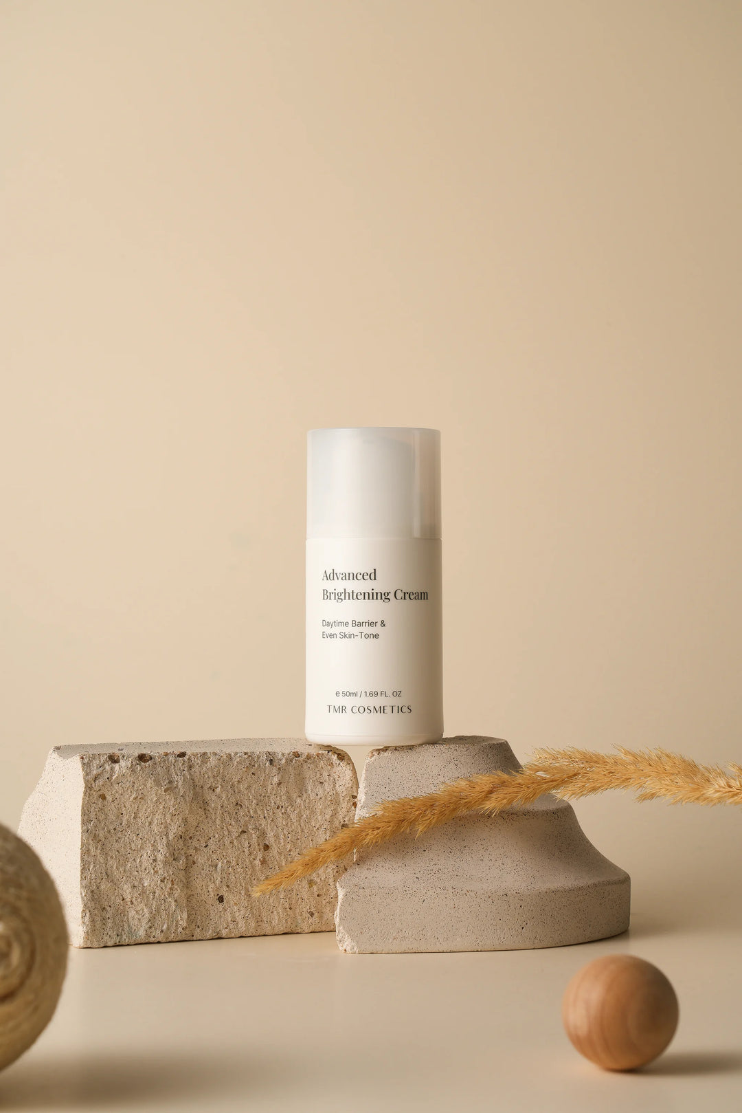 Lightweight daytime barrier cream infused with microfine titanium dioxide and aloe extract to physically shield sensitive skin against daily environmental stressors and pollution.