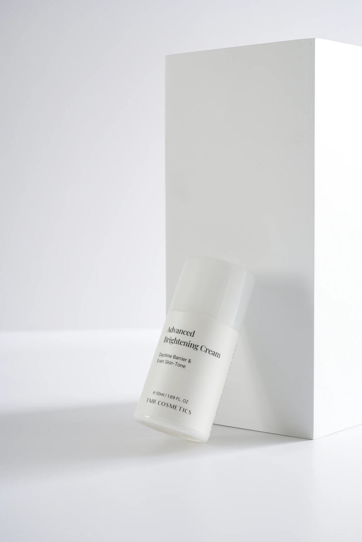 Fast-absorbing and non-sticky daytime cream that functions as an ideal, smooth makeup base, providing all-day hydration without any unwanted shine or heavy residue.