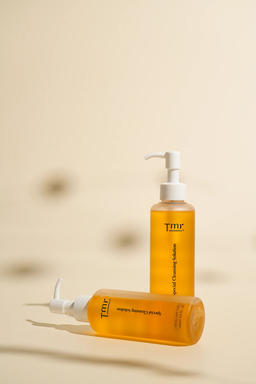 Fast-absorbing facial oil mimics natural sebum to deeply hydrate sensitive skin without clogging pores or leaving a greasy residue.