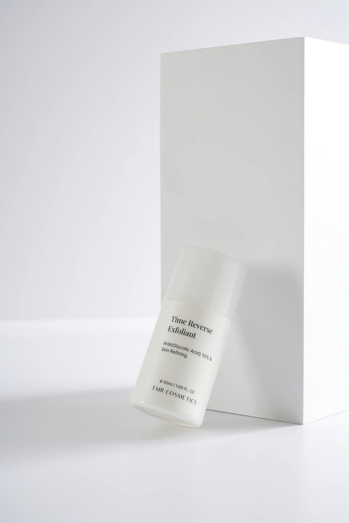 Pore refining solution using salicylic acid and glycolic acid to safely clear clogged pores without the damage of physical face scrubs.