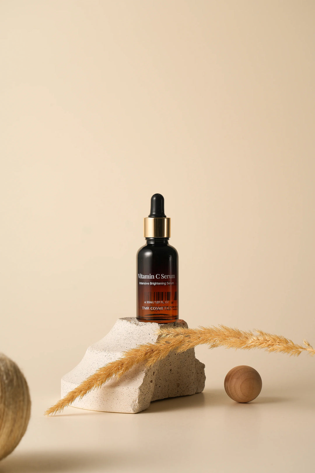 Gentle vitamin C serum enriched with omega-rich linseed and emu oils to deeply moisturize, soothe irritation, and reduce redness for sensitive skin.