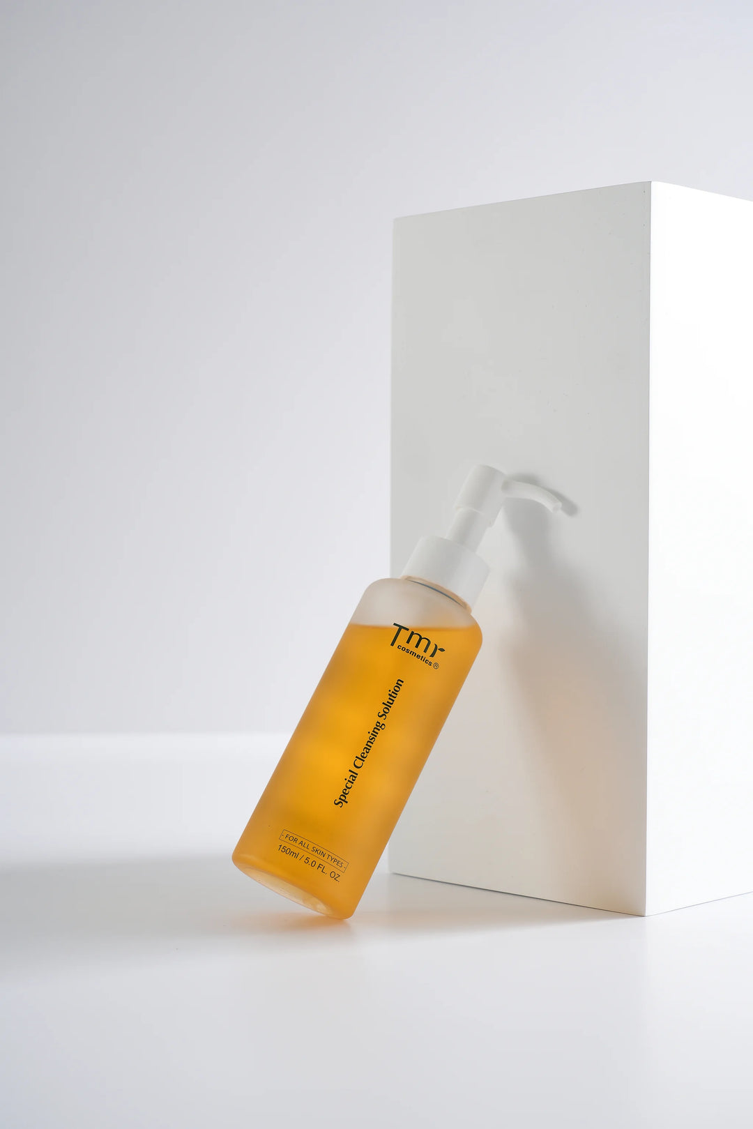 A hydrating botanical facial cleanser that cleanses effectively without stripping essential moisture, ensuring your face never feels tight, dry, or stripped after washing.